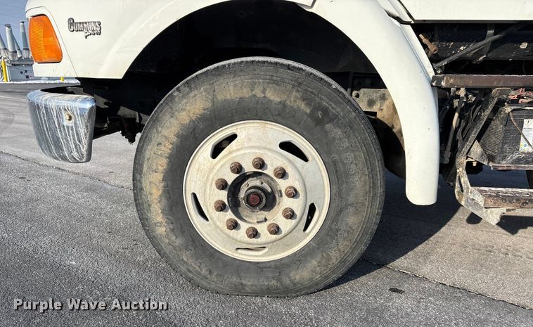 image for item DW7476 2000 Sterling L9513 semi truck