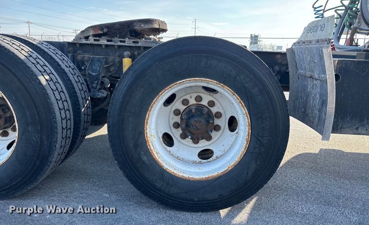 image for item DW7476 2000 Sterling L9513 semi truck