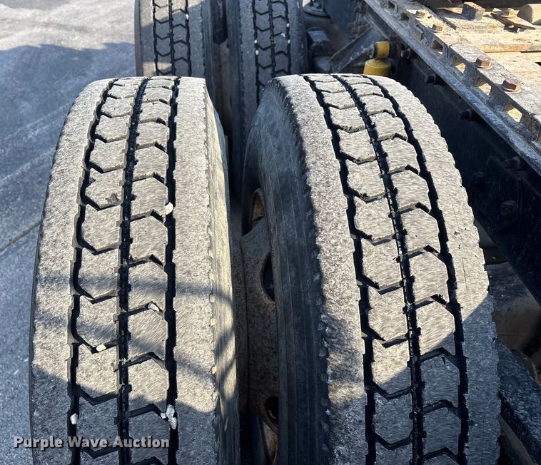 image for item DW7476 2000 Sterling L9513 semi truck