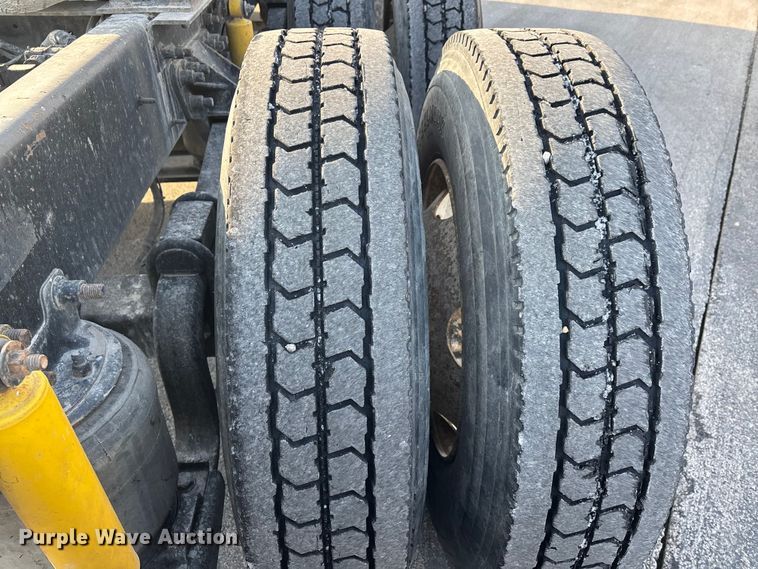 image for item DW7476 2000 Sterling L9513 semi truck