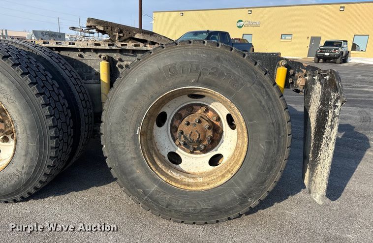 image for item DW7476 2000 Sterling L9513 semi truck