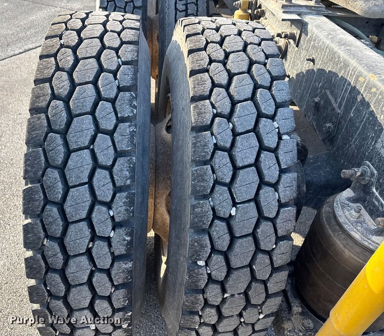 image for item DW7476 2000 Sterling L9513 semi truck