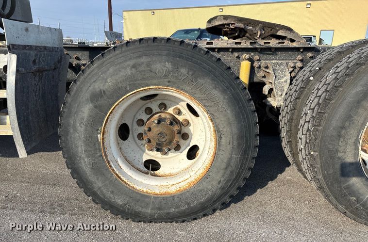 image for item DW7476 2000 Sterling L9513 semi truck