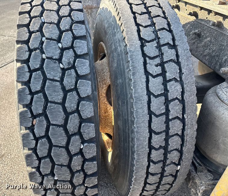 image for item DW7476 2000 Sterling L9513 semi truck