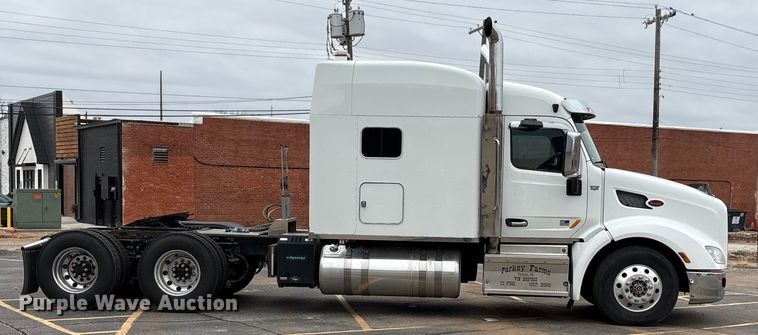 image for item EA7873 2016 Peterbilt 579 semi truck