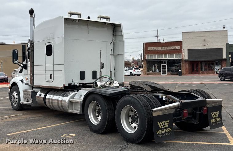image for item EA7873 2016 Peterbilt 579 semi truck