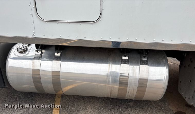 image for item EA7873 2016 Peterbilt 579 semi truck