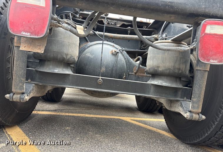 image for item EA7873 2016 Peterbilt 579 semi truck