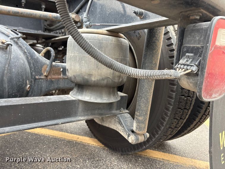 image for item EA7873 2016 Peterbilt 579 semi truck