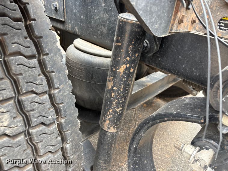 image for item EA7873 2016 Peterbilt 579 semi truck