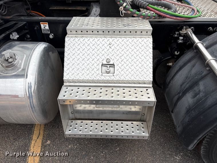 image for item EA7873 2016 Peterbilt 579 semi truck