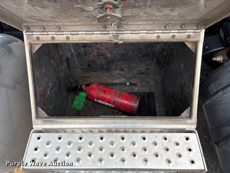 image for item EA7873 2016 Peterbilt 579 semi truck