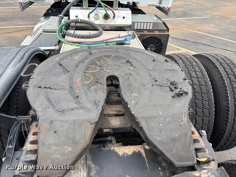 image for item EA7873 2016 Peterbilt 579 semi truck