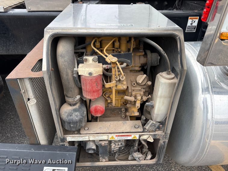 image for item EA7873 2016 Peterbilt 579 semi truck