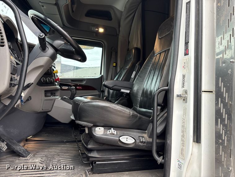 image for item EA7873 2016 Peterbilt 579 semi truck