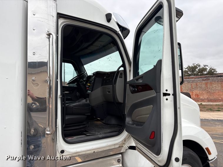 image for item EA7873 2016 Peterbilt 579 semi truck