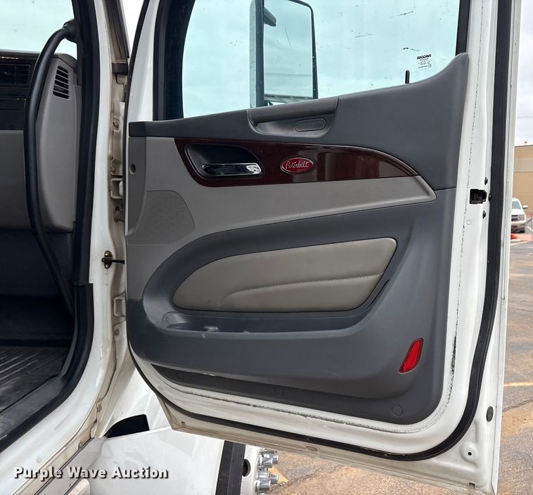 image for item EA7873 2016 Peterbilt 579 semi truck