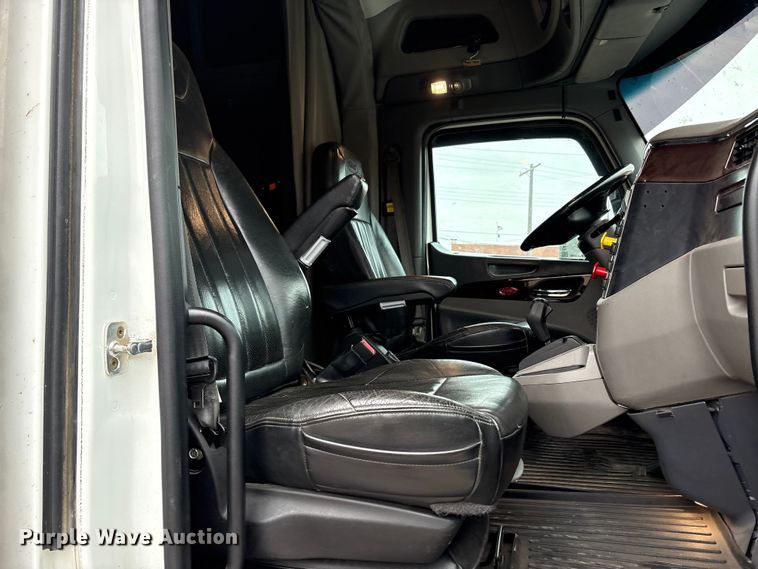 image for item EA7873 2016 Peterbilt 579 semi truck