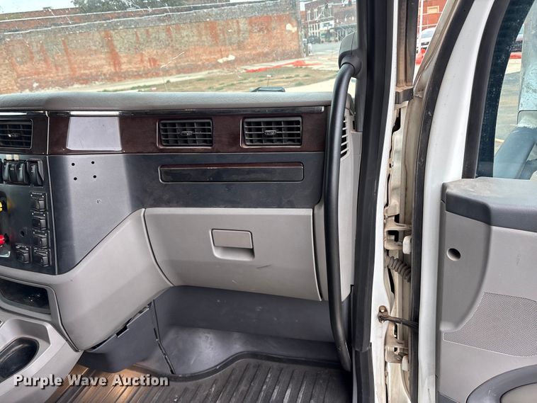 image for item EA7873 2016 Peterbilt 579 semi truck