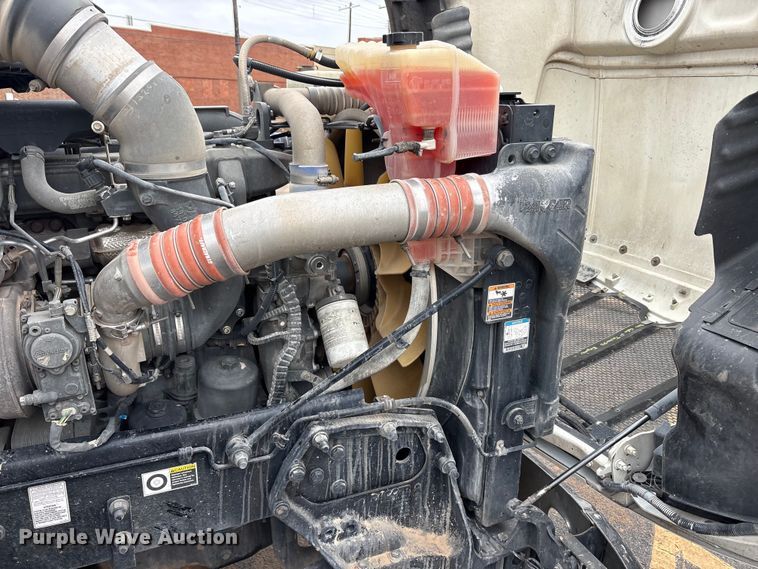 image for item EA7873 2016 Peterbilt 579 semi truck