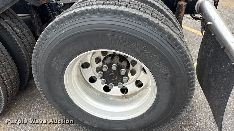 image for item EA7873 2016 Peterbilt 579 semi truck