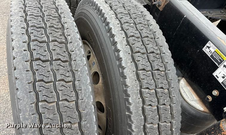 image for item EA7873 2016 Peterbilt 579 semi truck