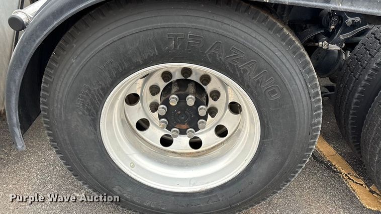 image for item EA7873 2016 Peterbilt 579 semi truck