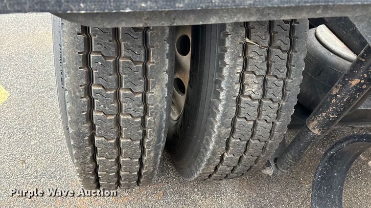 image for item EA7873 2016 Peterbilt 579 semi truck