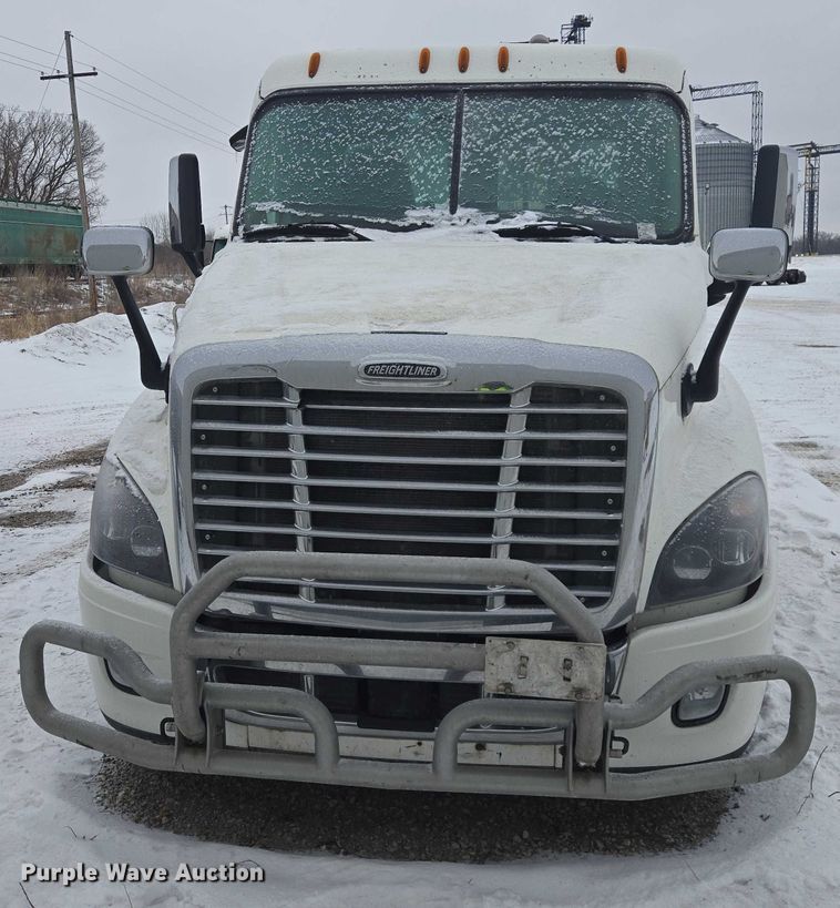 image for item EB1281 2015 Freightliner Cascadia semi truck