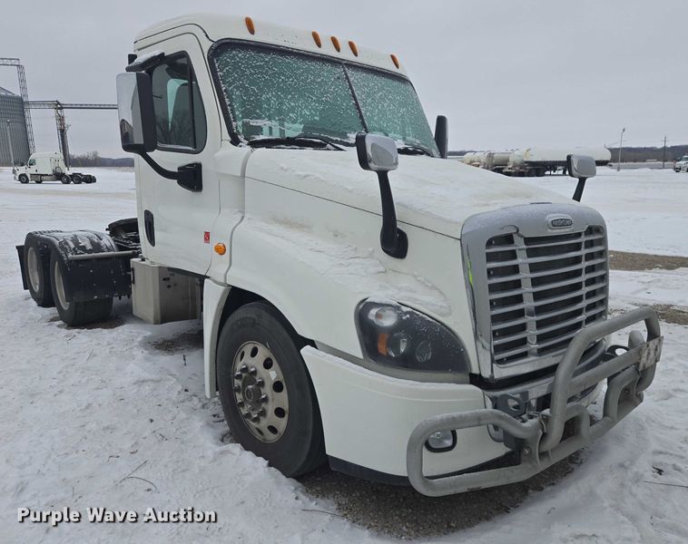 image for item EB1281 2015 Freightliner Cascadia semi truck