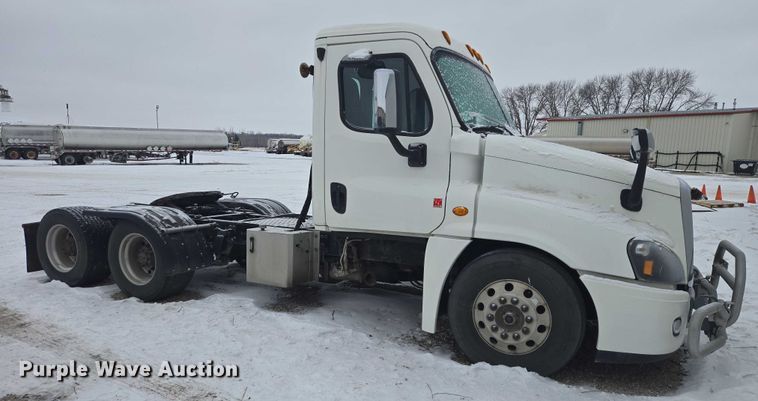 image for item EB1281 2015 Freightliner Cascadia semi truck