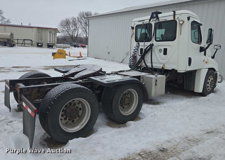 image for item EB1281 2015 Freightliner Cascadia semi truck