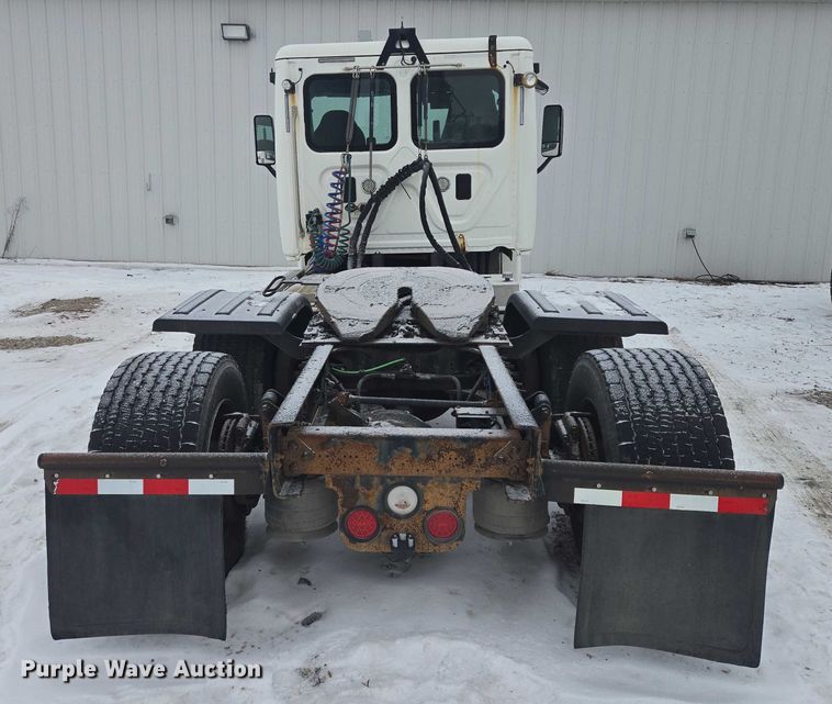 image for item EB1281 2015 Freightliner Cascadia semi truck