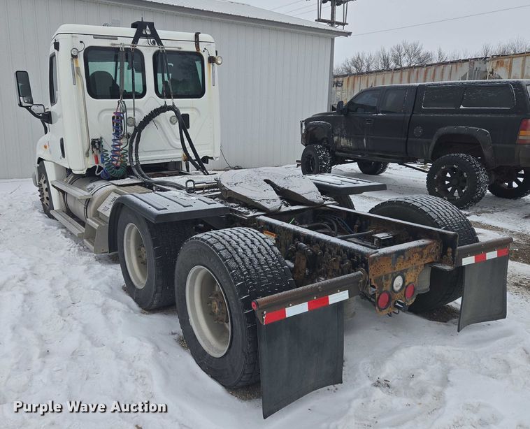 image for item EB1281 2015 Freightliner Cascadia semi truck