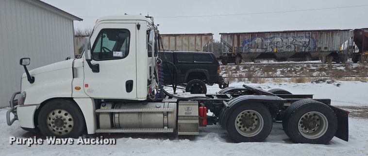image for item EB1281 2015 Freightliner Cascadia semi truck