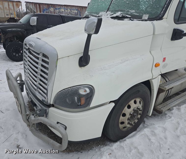 image for item EB1281 2015 Freightliner Cascadia semi truck