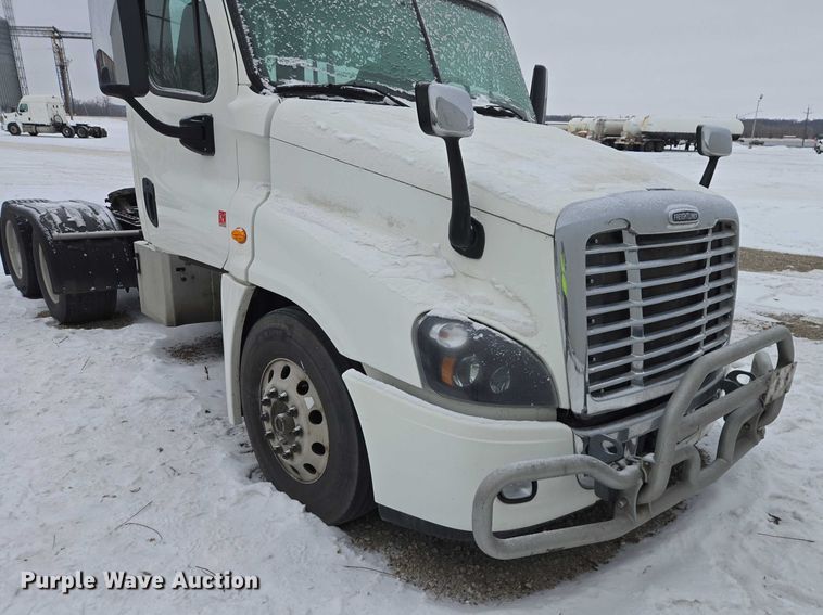 image for item EB1281 2015 Freightliner Cascadia semi truck
