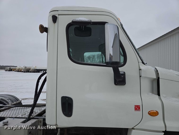 image for item EB1281 2015 Freightliner Cascadia semi truck