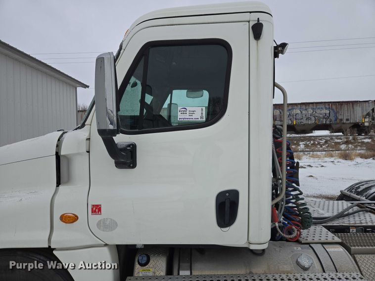 image for item EB1281 2015 Freightliner Cascadia semi truck