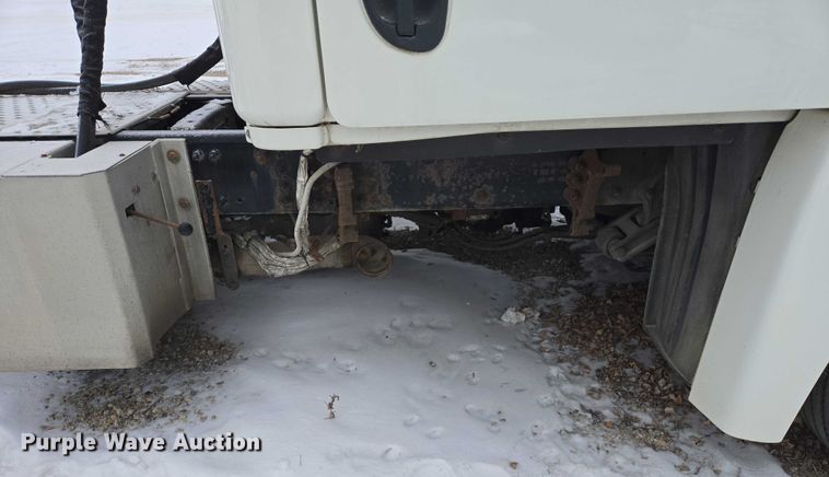 image for item EB1281 2015 Freightliner Cascadia semi truck