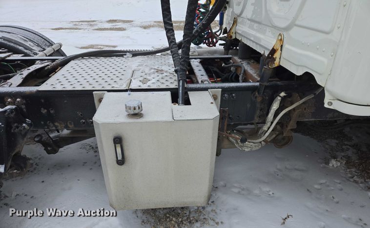 image for item EB1281 2015 Freightliner Cascadia semi truck