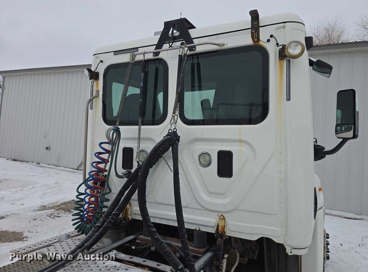 image for item EB1281 2015 Freightliner Cascadia semi truck