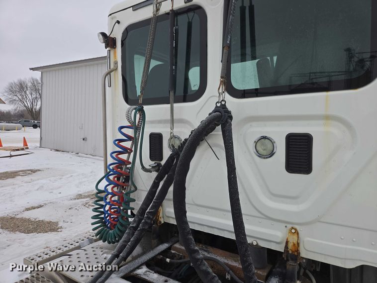 image for item EB1281 2015 Freightliner Cascadia semi truck