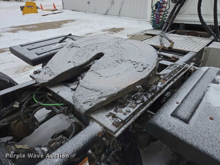 image for item EB1281 2015 Freightliner Cascadia semi truck