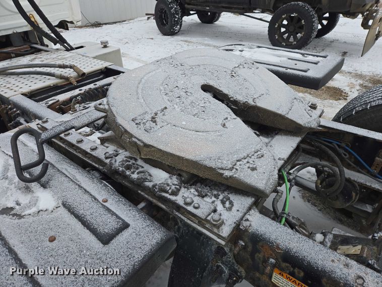 image for item EB1281 2015 Freightliner Cascadia semi truck