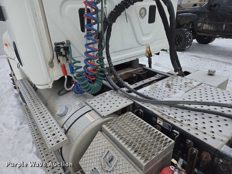 image for item EB1281 2015 Freightliner Cascadia semi truck