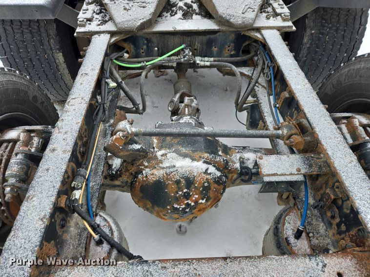 image for item EB1281 2015 Freightliner Cascadia semi truck