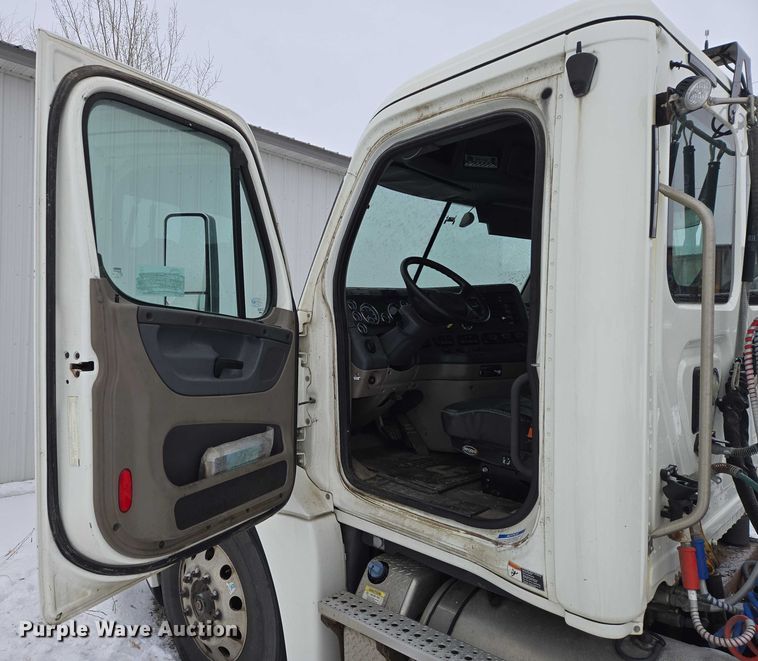 image for item EB1281 2015 Freightliner Cascadia semi truck