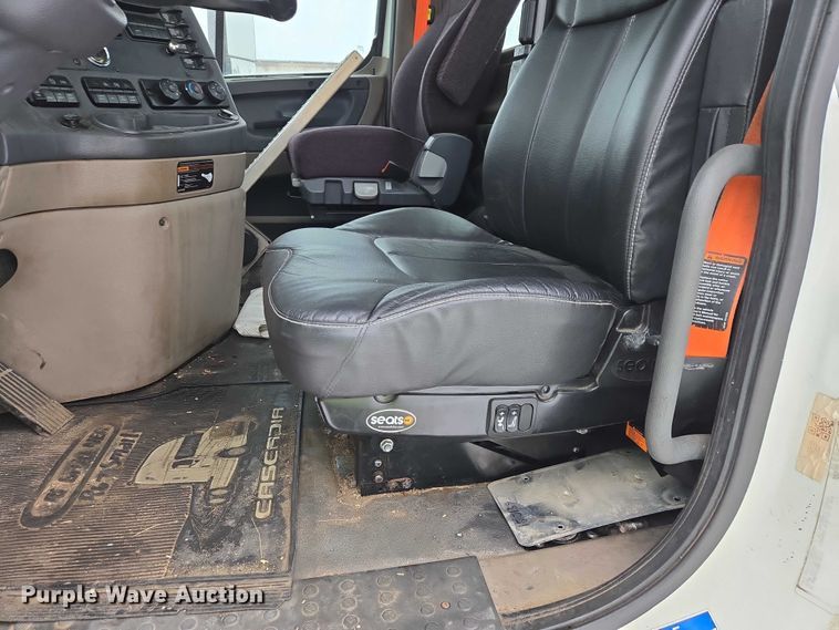 image for item EB1281 2015 Freightliner Cascadia semi truck