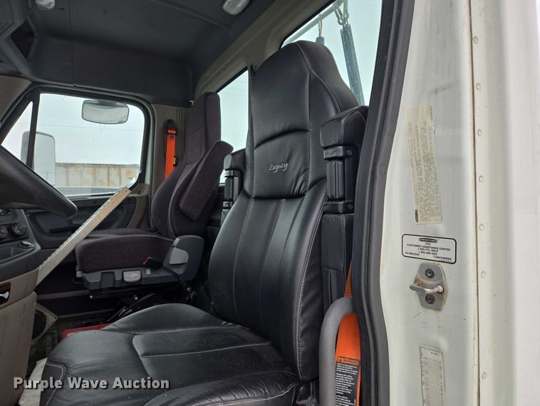 image for item EB1281 2015 Freightliner Cascadia semi truck